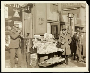 Vendedor de noticias ciego, John Lanz, en su puesto en la esquina noreste de la 7ª Avenida y la Calle 47, Nueva York, 1926 (impresión en gelatina de plata)
